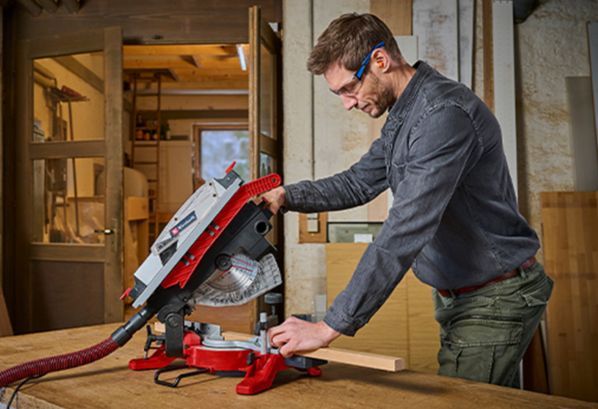 Απεικονίζεται άνδρας σε εργαστήριο να χρησιμοποεί το φαλτσοπρίονο σε ξύλινη επιφάνεια.